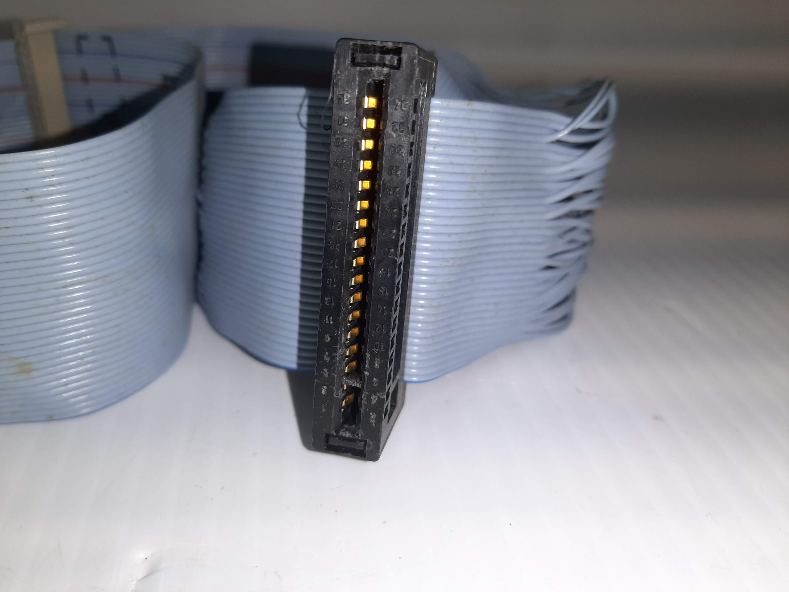 Floppy Flat Ribbon 25" Cable with Slot Connectors 34 pin w/Twisted Cable - Image 2