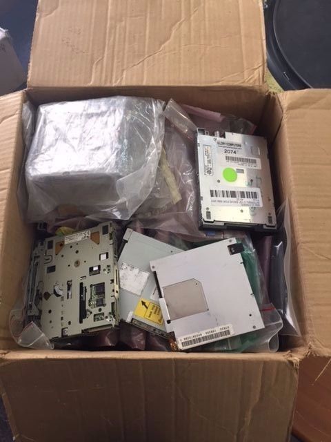 Lot of 3.5 inch floppy disk drives and parts for older laptops (parts & repair)